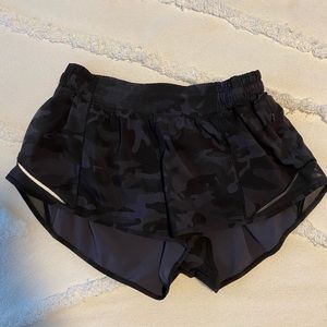 Lululemon Hotty Hot Low Rise Short 2.5" - size 8